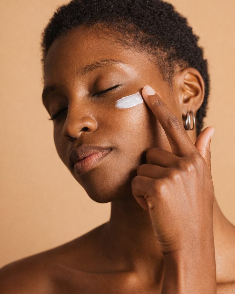 Texture de peau naturelle illustrant une barrière cutanée saine selon l’approche K-Beauty
